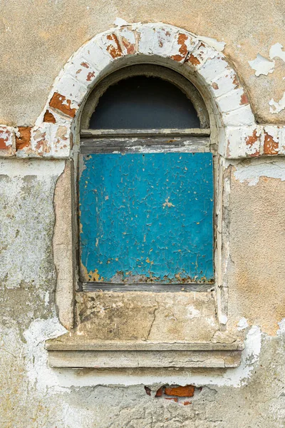 Eine Vertikale Aufnahme Eines Fensters Eines Alten Verlassenen Gebäudes — Stockfoto