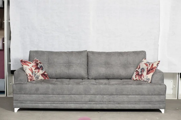 Sebuah Gambar Closeup Dari Abu Abu Sofa Modern Dengan Bantal — Stok Foto