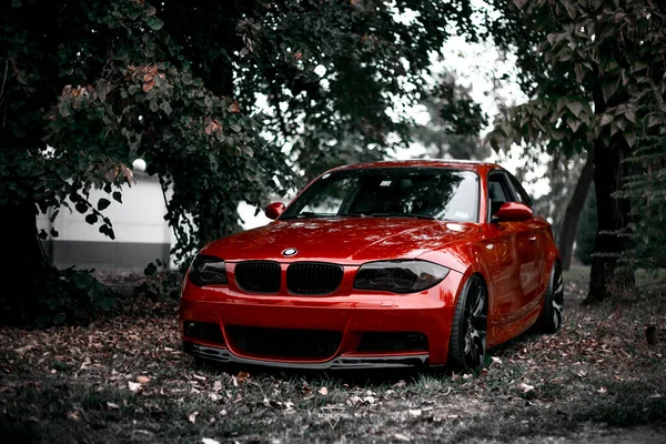 Une Voiture Luxe Rouge Accordée Abaissée Bmw Garée Dans Rue — Photo