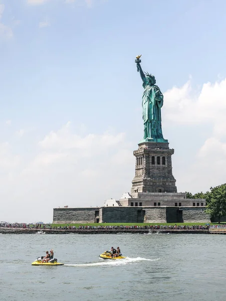 Disparo Vertical Motos Acuáticas Frente Estatua Libertad Nueva York —  Fotos de Stock
