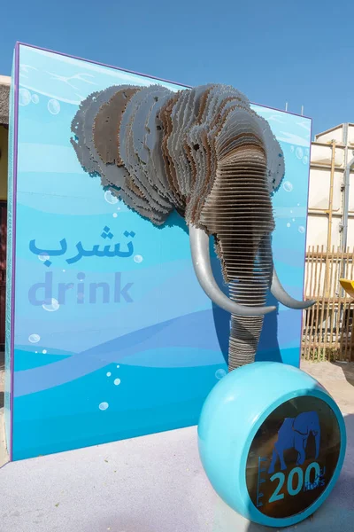 位于阿拉伯联合酋长国瓦尔卡的迪拜生态友好型萨法里公园大象标志的垂直照片 — 图库照片