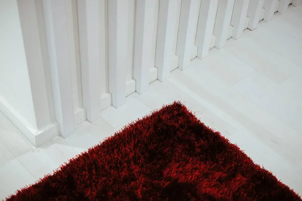 Zbliżenie Ujęcia Puszystego Czerwonego Dywanu Pobliżu Białego Balustrady Podłogi — Zdjęcie stockowe