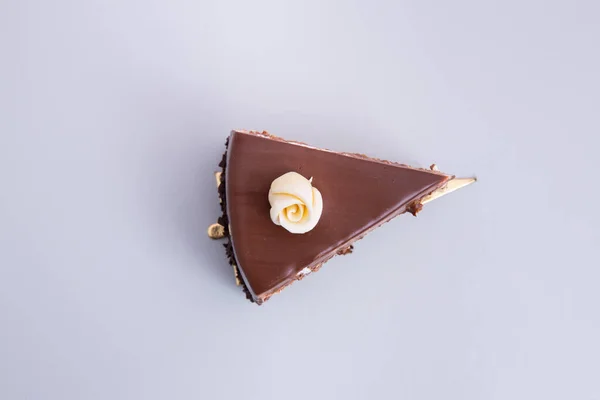 Beyaz Arka Planda Izole Edilmiş Çikolatalı Pasta Diliminin Üst Görüntüsü — Stok fotoğraf