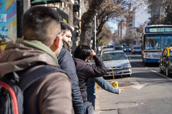 Atrás Gente Esperando Autobús Que Está Llegando —  Fotos de Stock