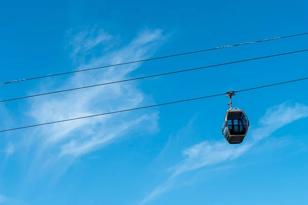 葡萄牙波尔图 一辆蓝天缆车的低角度镜头 — 图库照片
