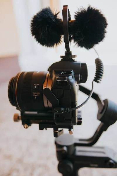 Eine Vertikale Aufnahme Einer Canon Eos Kamera Auf Einem Gimbal — Stockfoto