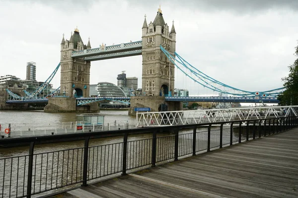 London Tower Bridge Cruzando Rio Tâmisa Londres Inglaterra Reino Unido — Fotografia de Stock