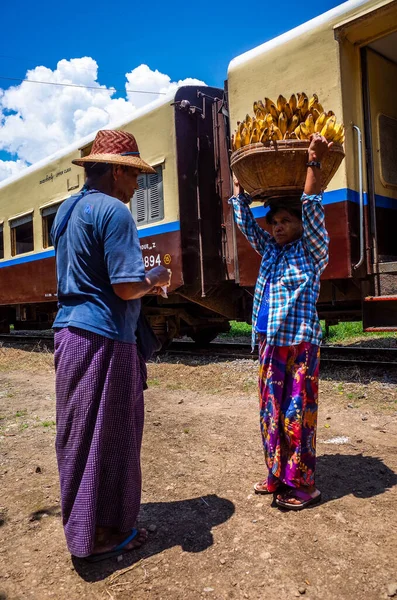 Two Local People Selling Bananas Train Station Sunny Day — Stock Photo, Image