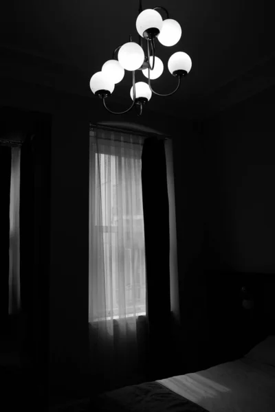 Penceresi Işıkları Olan Bir Yatak Odasının Dikey Gri Tonlu Görüntüsü — Stok fotoğraf