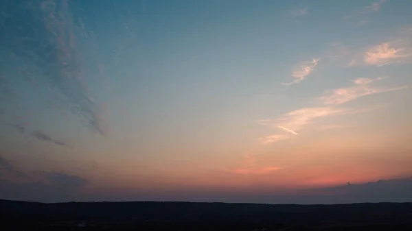 Fascinerande Utsikt Över Vacker Solnedgång Över Ett Vidsträckt Landskap — Stockfoto