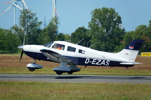 Vlucht Opname Van Een Duitse Geregistreerde Piper Archer Iii Luchthaven — Stockfoto