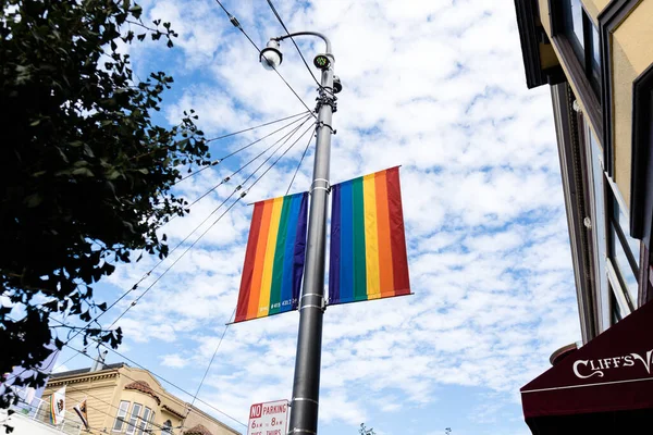 San Francisco Abd Castro Bölgesi Nde Gey Gökkuşağı Bayrağı Taşıyan — Stok fotoğraf
