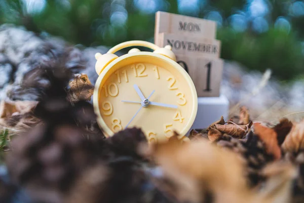 目覚まし時計とカレンダーのクローズアップショット — ストック写真