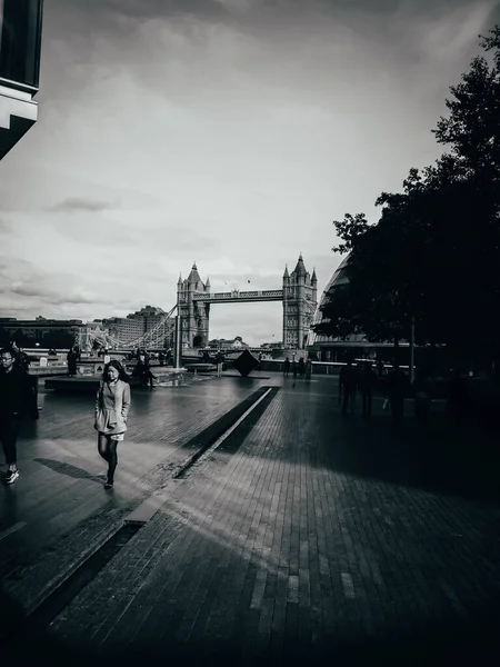 Svislá Šedá Fotografie Mladé Ženy Poblíž Tower Bridge Londýně — Stock fotografie