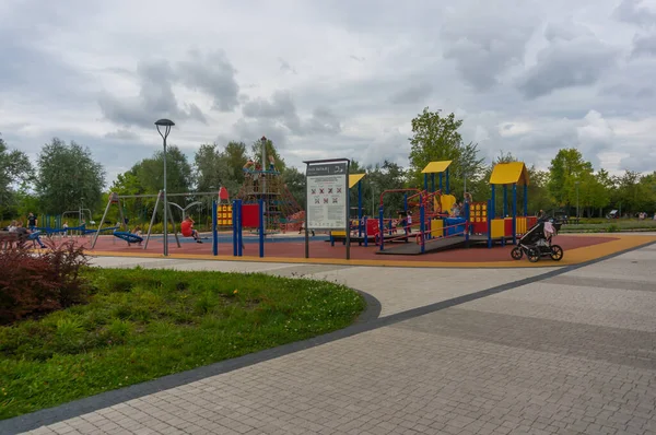 Una Foto Arbusti Parco Giochi Colorato Nel Parco Rataje Polonia — Foto Stock