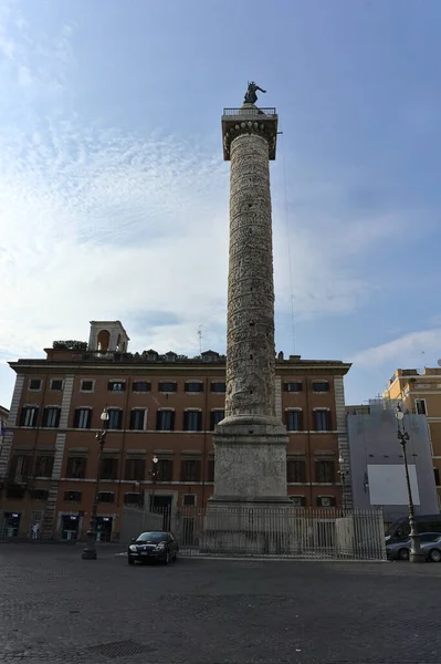 Trajan Oszlopának Függőleges Alacsony Szögű Képe Egy Római Diadal Oszlop — Stock Fotó