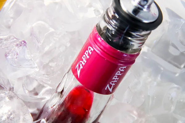 氷の中で酒のボトルザッパのクローズアップショット — ストック写真