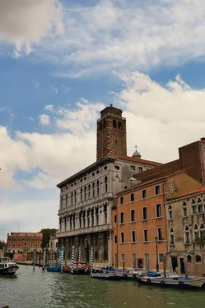 Een Verticale Foto Van Gebouwen Langs Het Kanaal Venetië Italië — Stockfoto