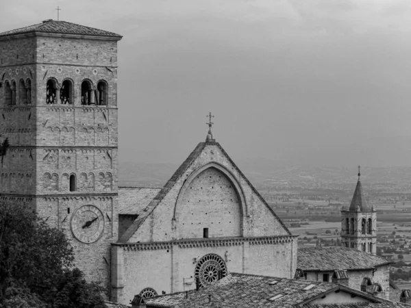 Een Grijswaarden Opname Van Kerken Het Historische Centrum Van Assisi — Stockfoto