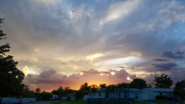 Uma Área Residencial Sob Céu Nublado Pôr Sol Miami Eua — Fotografia de Stock