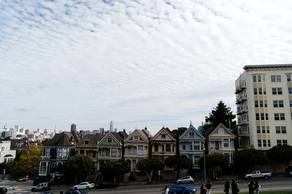 Egy Külső Kilátás Látványos Viktoriánus Házak San Francisco Felhős Háttér — Stock Fotó