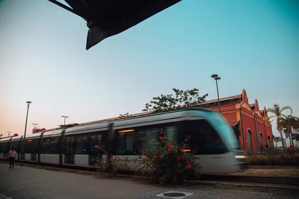 Gün Batımında Açık Mavi Gökyüzüne Karşı Istasyonda Hareket Eden Metro — Stok fotoğraf