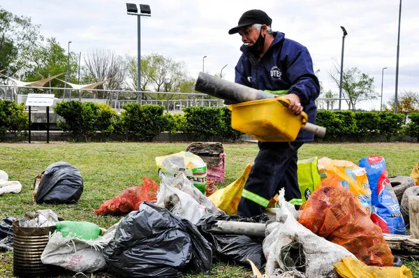 Voluntário Classifica Lixo Extraído Rio Paraná Removido Durante Dia Limpeza — Fotografia de Stock