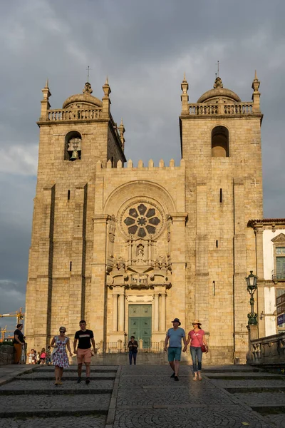 Plano Vertical Turistas Caminando Por Escalones Empedrados Desde Catedral Oporto —  Fotos de Stock