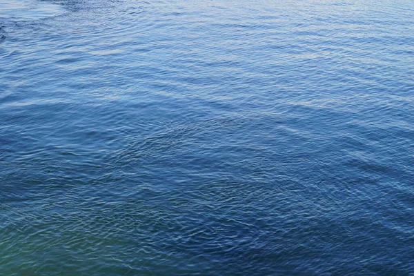 Eine Aufnahme Aus Dem Hochwinkel Der Ruhigen Wasseroberfläche — Stockfoto