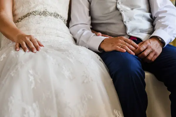 Eine Nahaufnahme Der Hände Von Braut Und Bräutigam Bei Einer — Stockfoto