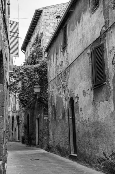Een Zwart Wit Beeldmateriaal Van Oude Binnenstad Straat Italië — Stockfoto