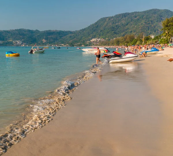 Někteří Lidé Užívají Slunce Pláži Phuket Thajsko — Stock fotografie