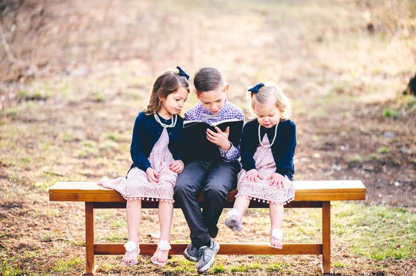 Los Tres Niños Caucásicos Leyendo Santa Biblia Sentados Parque — Foto de Stock