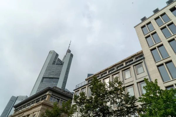 Frankfurt Almanya Daki Modern Tarihi Binaların Düşük Açılı Görüntüleri — Stok fotoğraf