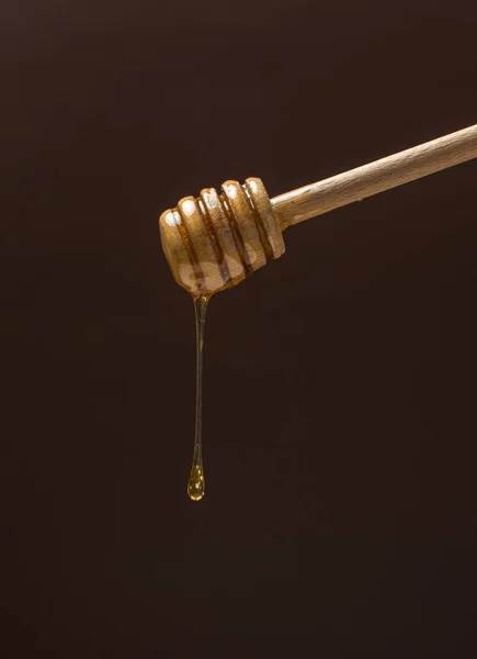 Eine Vertikale Aufnahme Von Einem Kochlöffel Und Tropfendem Honig Dunklen — Stockfoto