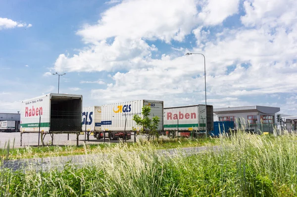 Zbliżenie Rzędu Zaparkowanych Samochodów Ciężarowych Tym Firmy Raben — Zdjęcie stockowe