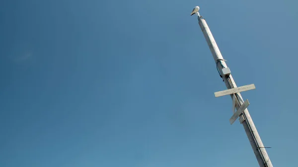 Poste Com Uma Câmera Vigilância Contra Céu Azul — Fotografia de Stock