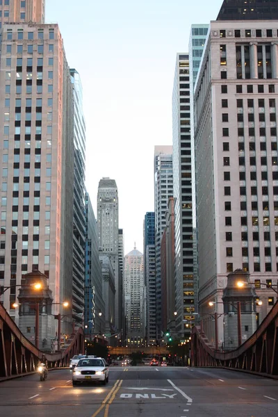 Plano Vertical Del Tráfico Puente Contra Rascacielos Chicago Estados Unidos —  Fotos de Stock