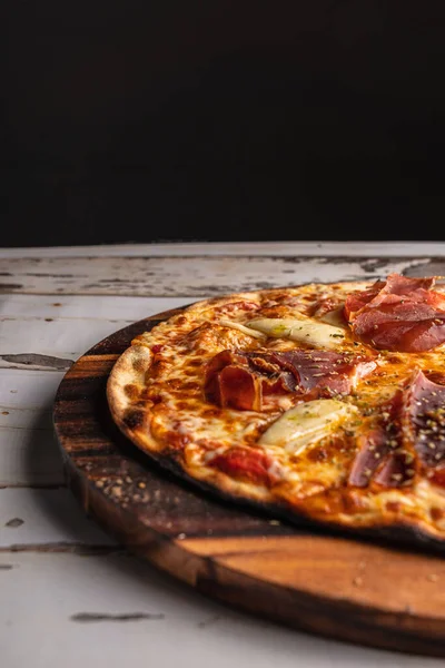Lahodná Španělská Iberijská Šunková Pizza Dřevěném Stole — Stock fotografie