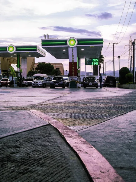 Una Gasolinera Tuxtla Gutiérrez México Contra Cielo Nublado —  Fotos de Stock