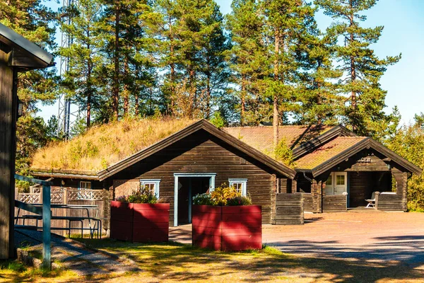 Eine Schöne Aufnahme Von Rustikalen Holzhütten Mit Gras Auf Dem — Stockfoto