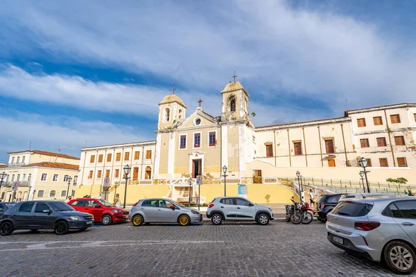 Una Hermosa Toma Estacionamiento Contra Una Vieja Iglesia Católica Contra —  Fotos de Stock