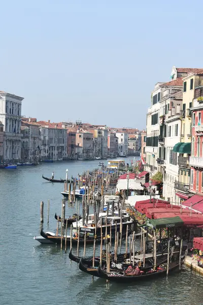Een Verticaal Schot Van Boten Een Kanaal Venetië Italië — Stockfoto