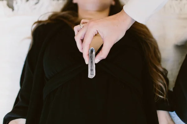 Mano Una Mujer Poniendo Cristal Pecho Otra Mujer — Foto de Stock