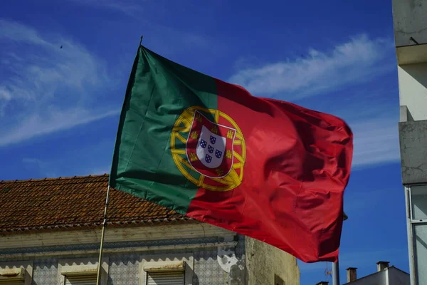 Close Bandeira Portugal Com Edifício Fundo — Fotografia de Stock