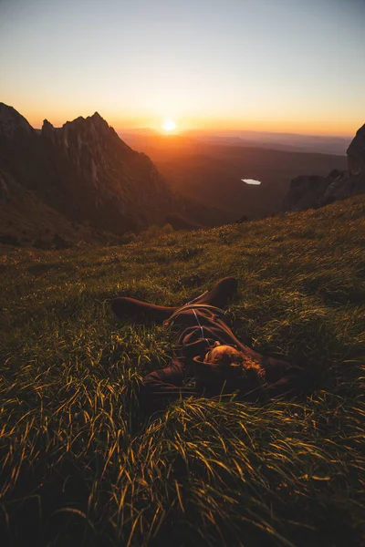 Man Lying Grass Top Mountain Enjoying View Sunset — Stock Photo, Image