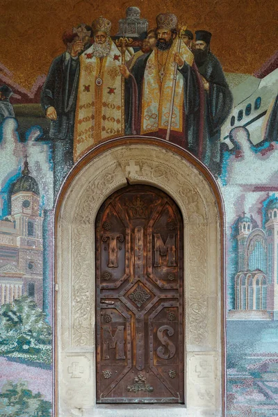 Μια Μεσαιωνική Πόρτα Εκκλησία Από Ξύλο Διαφορετικές Επιγραφές — Φωτογραφία Αρχείου