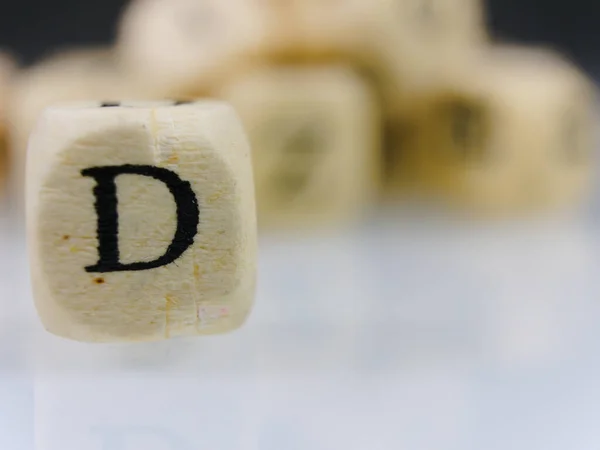 Dの文字を背景に木製のキューブのクローズアップショット — ストック写真