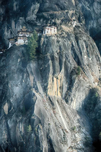 崖の上にある神聖なバジラヤナ ヒマラヤの仏教遺跡 タクスタンの魅惑的なショット — ストック写真