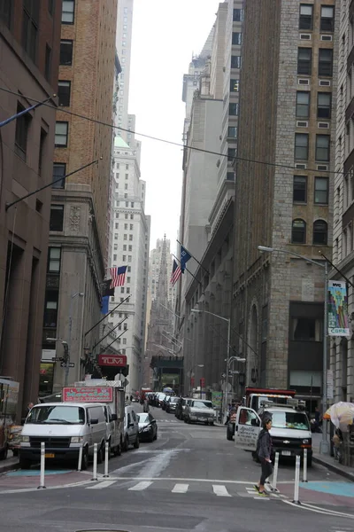 Uma Foto Vertical Tráfego Contra Arranha Céus Nova York Estados — Fotografia de Stock